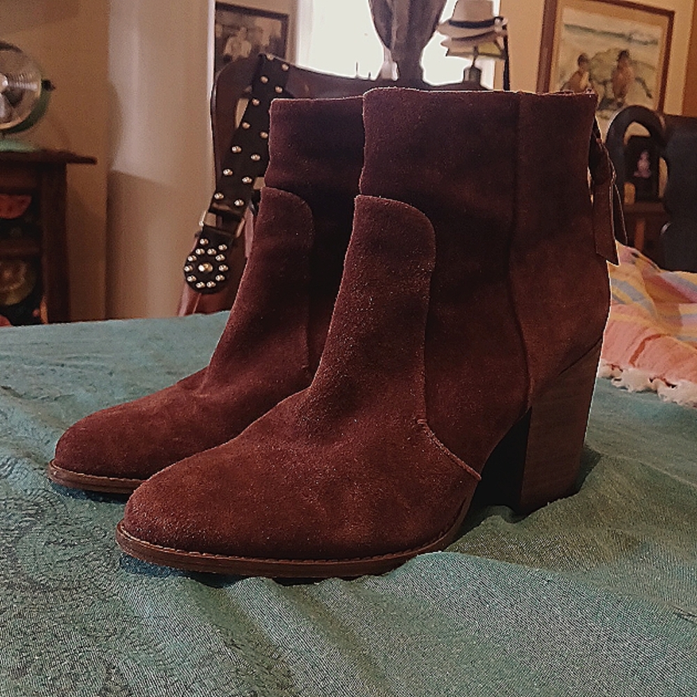 PURPLE suede ankle booties w/back zipper, 3" stacked heel by Splendid 8.5